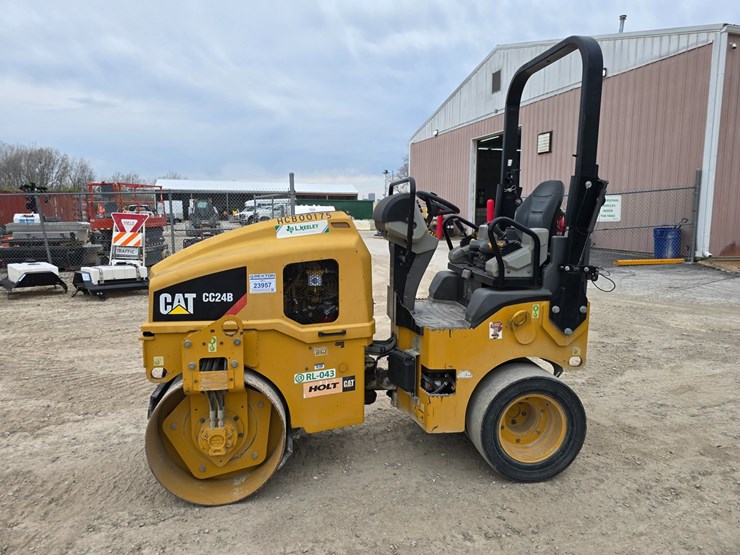 2018-caterpillar-cc24b-image-3