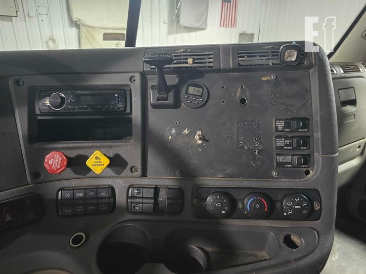 2013-freightliner-cascadia-125-image-14