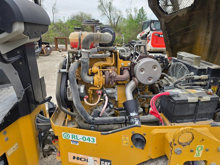 2018-caterpillar-cc24b-image-26