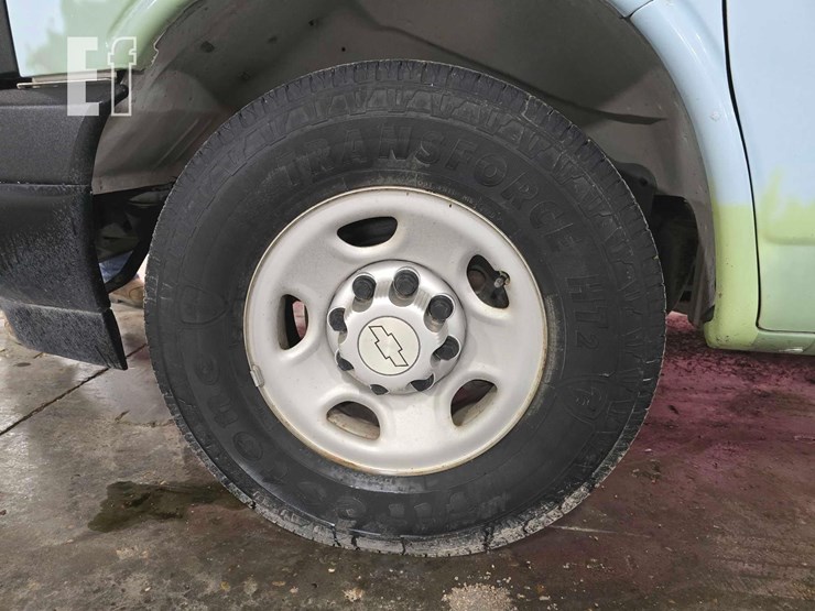 2017-chevrolet-express-2500-image-17