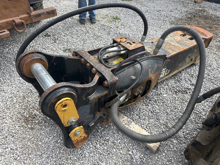 caterpillar-320-image-5