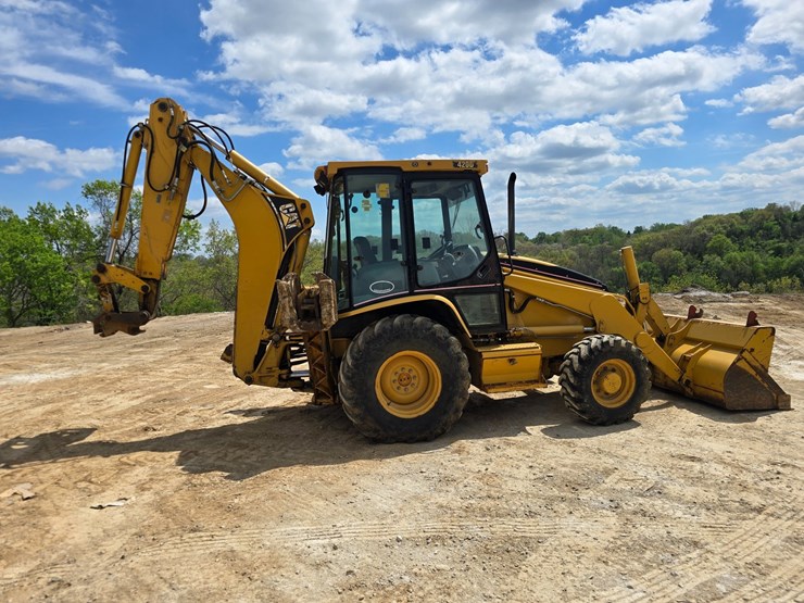 2005-caterpillar-420d-image-17