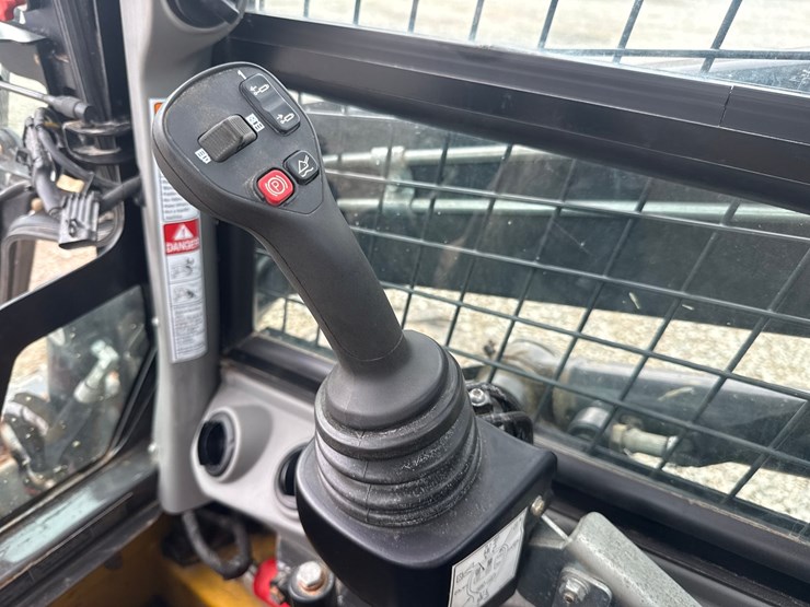 new-holland-l320-image-27