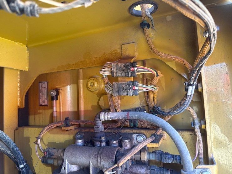 caterpillar-325-image-51