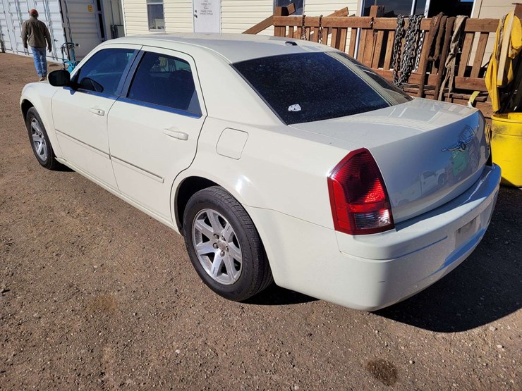 2007-chrysler-300-sedan-4d-image-5