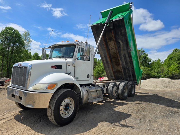 2017-peterbilt-348-image-46