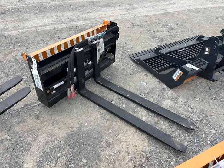 #88-•-hydraulic-skid-steer-pallet-forks-image-1