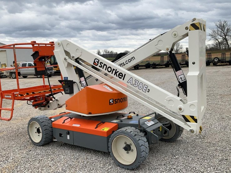#310-•-2019-snorkel-38'-articulating-lift-image-2