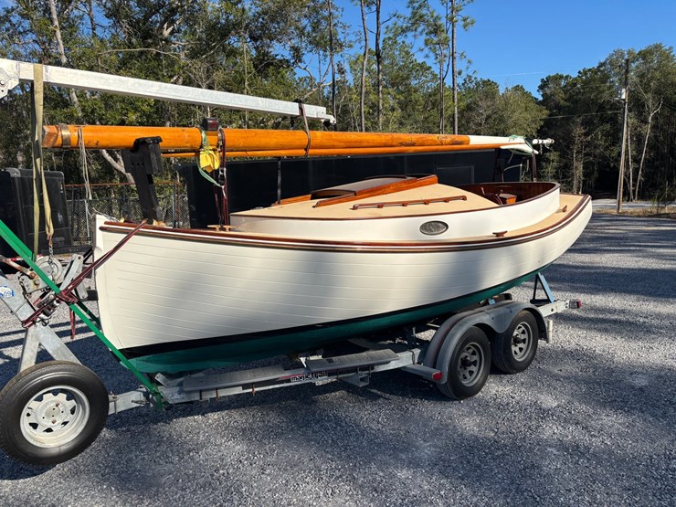 #9545-•-grimmalkin-–-18'-fenwick-williams-classic-wooden-catboat-w/-trailer-image-9