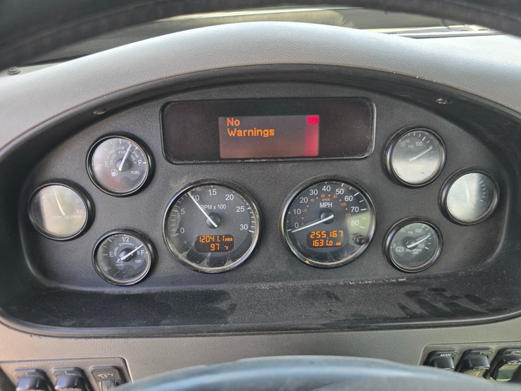 2017-peterbilt-348-image-112