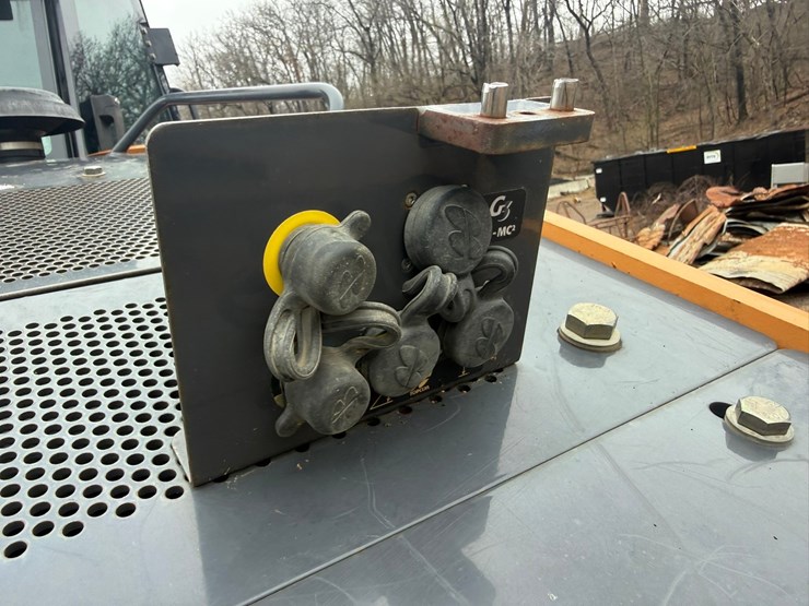 2016-case-1650m-image-66