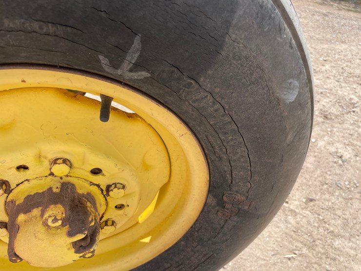 john-deere-3010-image-10