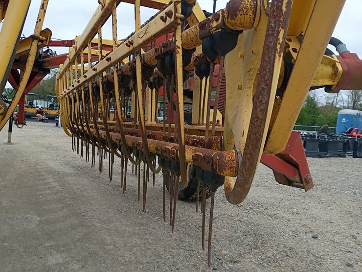 new-holland-216-image-28