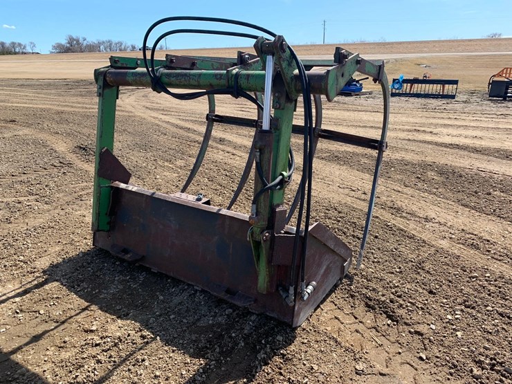 skid-steer-bucket-with-grapple-image-5