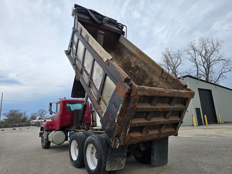 2003-mack-rd688s-image-31