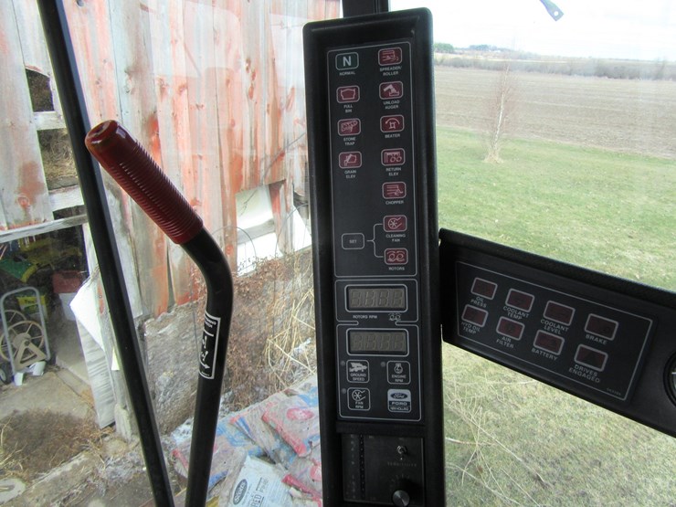 new-holland-tr96-image-46