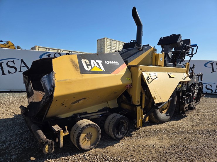 caterpillar-ap-600d-image-1