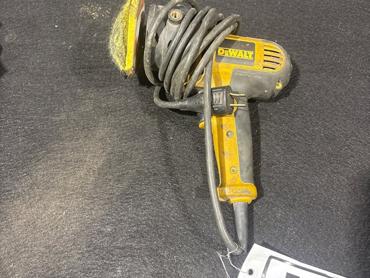 #778-•-dewalt-5-inch-sander-image-2