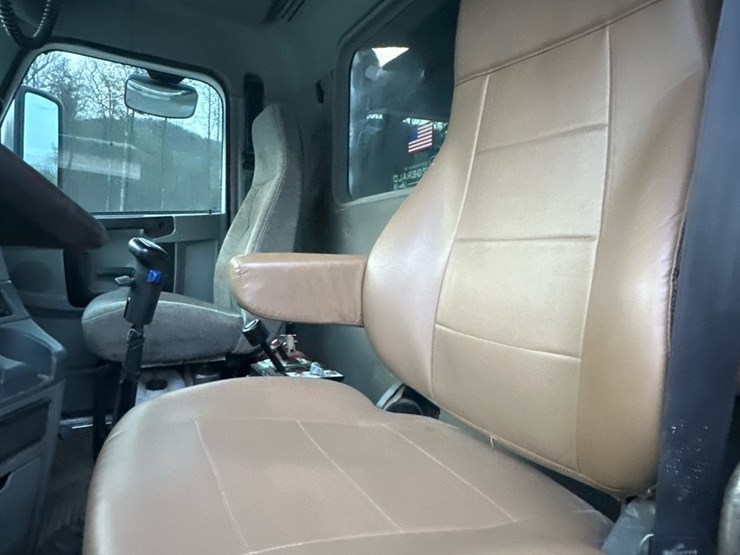 2014-freightliner-columbia-120-image-9