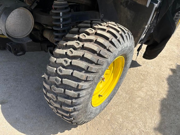 2022-john-deere-gator-image-8