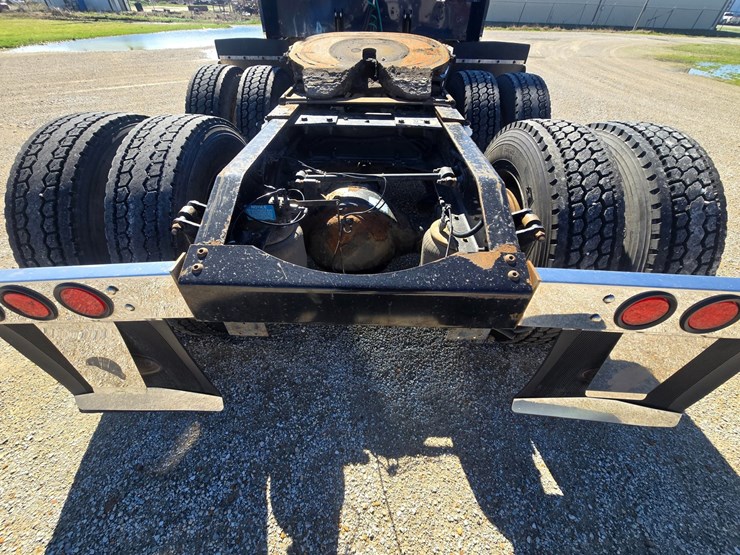 2005-peterbilt-379-image-90