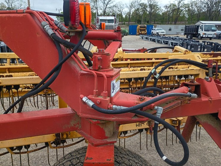 new-holland-216-image-13