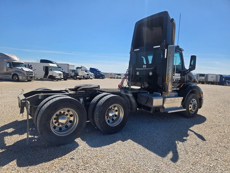 2016-peterbilt-579-image-16