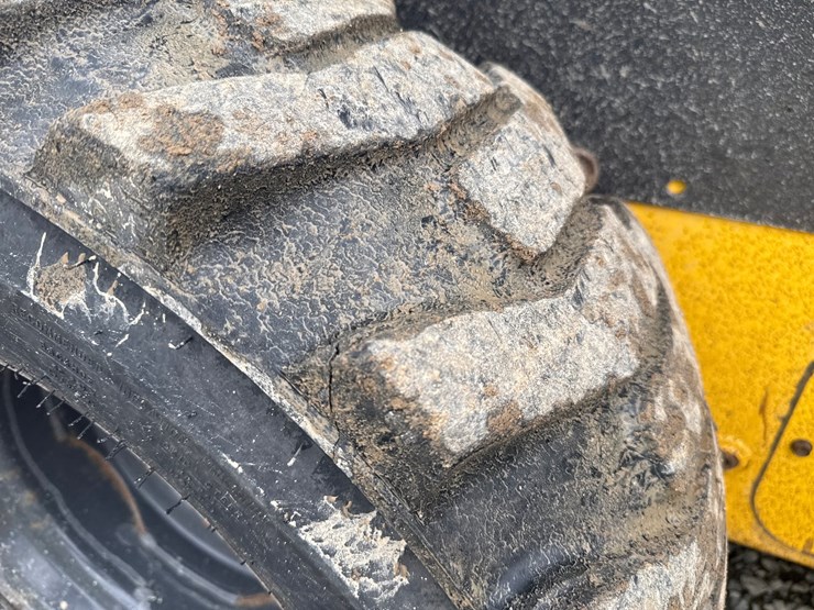 new-holland-l320-image-44