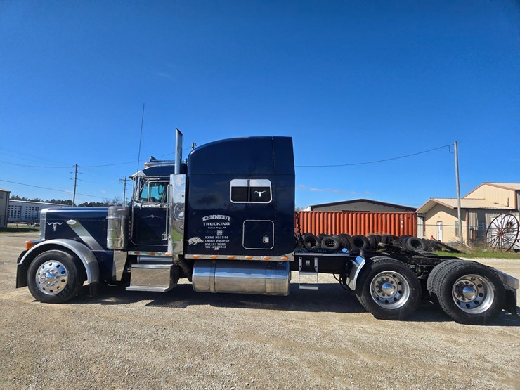 2005-peterbilt-379-image-9