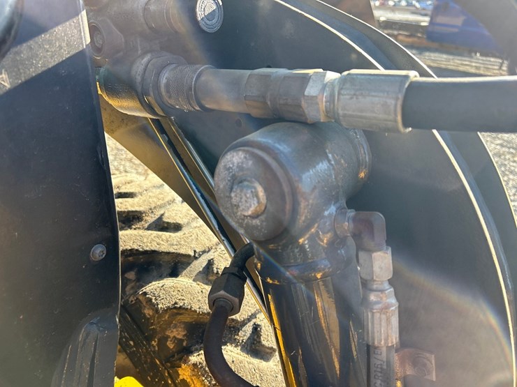 new-holland-l216-image-25