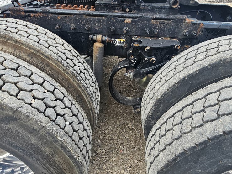 2012-peterbilt-384-image-99