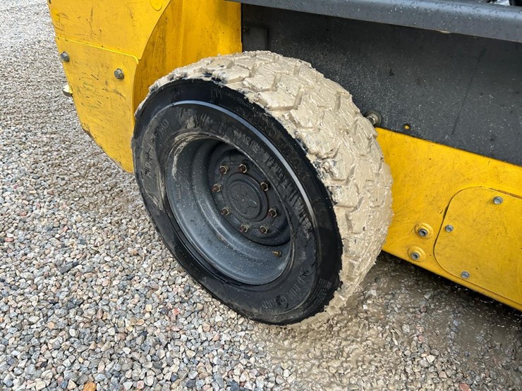 2017-new-holland-l218-image-13