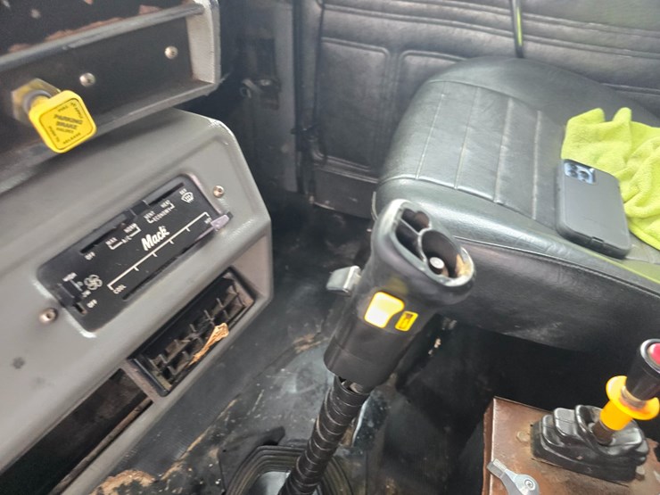 2003-mack-rd688s-image-96