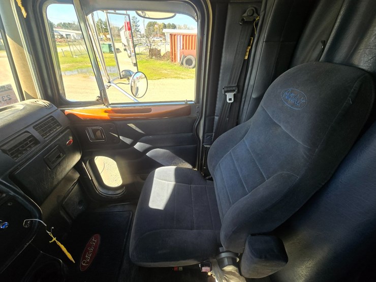 2005-peterbilt-379-image-58