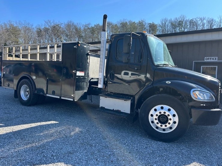 2017-freightliner-m2-106-image-1