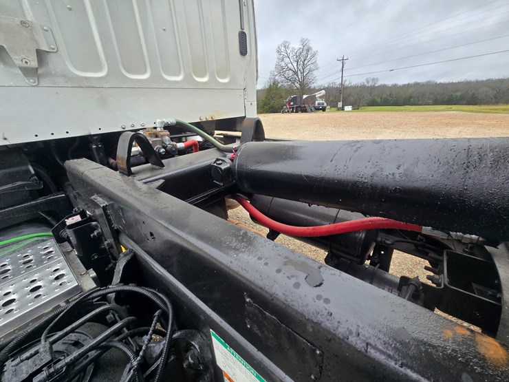 2012-freightliner-m2-106-image-66