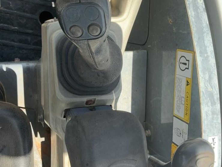 2017-takeuchi-tb240-image-25