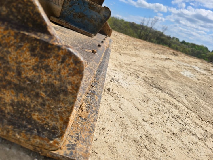 2005-caterpillar-420d-image-27