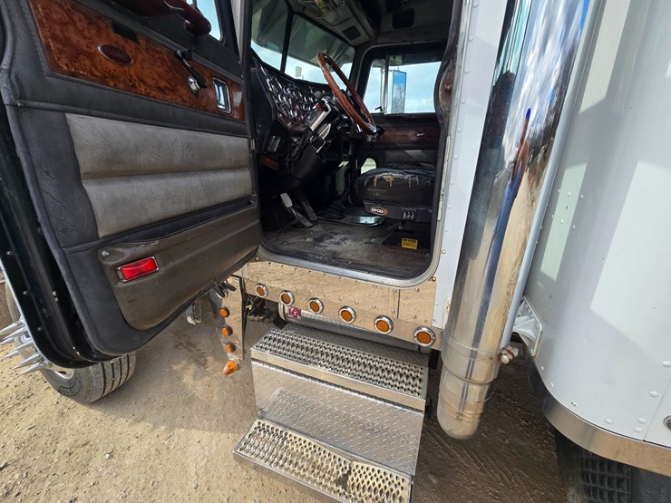 2000-peterbilt-379-image-50