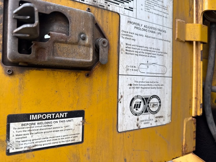 2005-deere-700j-xlt-image-19