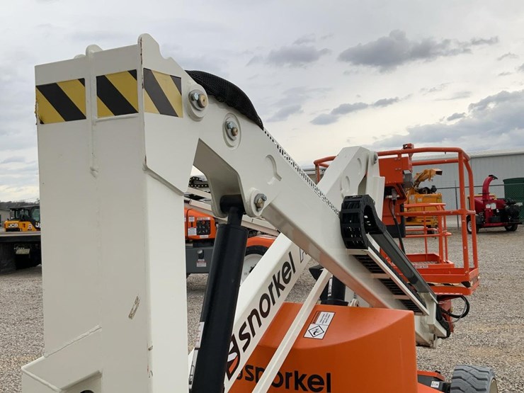 #310-•-2019-snorkel-38'-articulating-lift-image-23