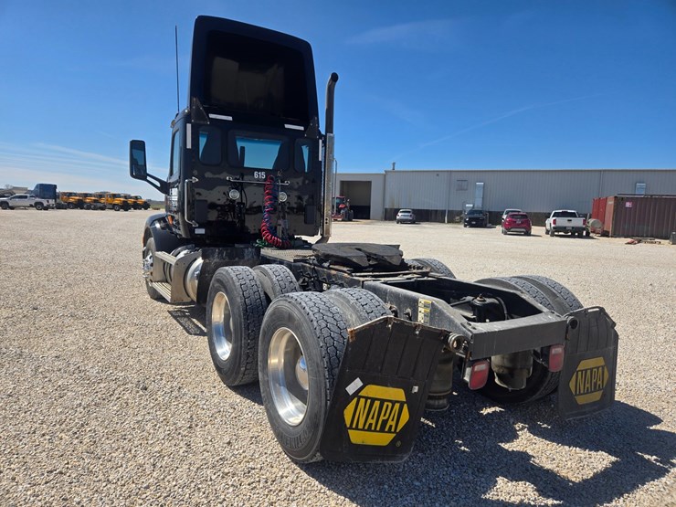 2016-peterbilt-579-image-11