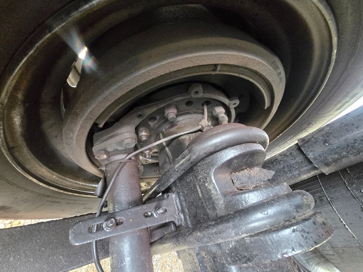 2012-freightliner-m2-106-image-95