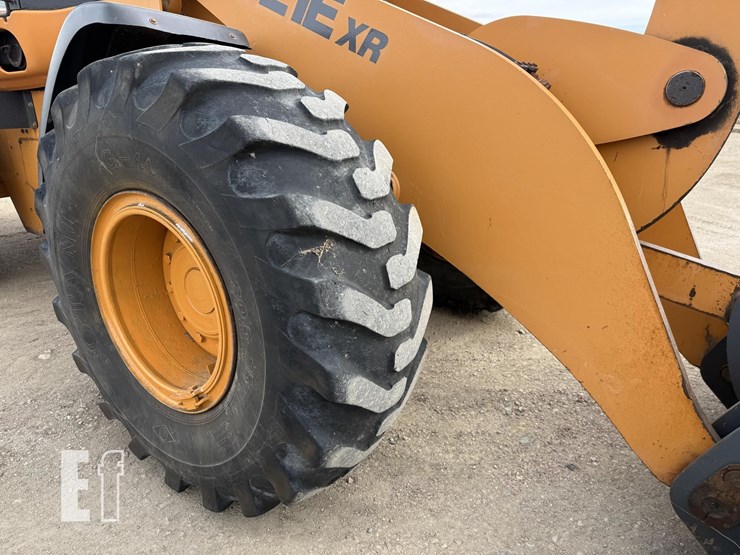 2010-case-721e-image-7