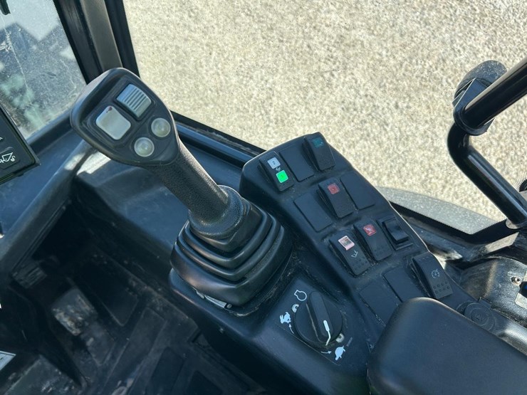 2022-gehl-al750-image-18