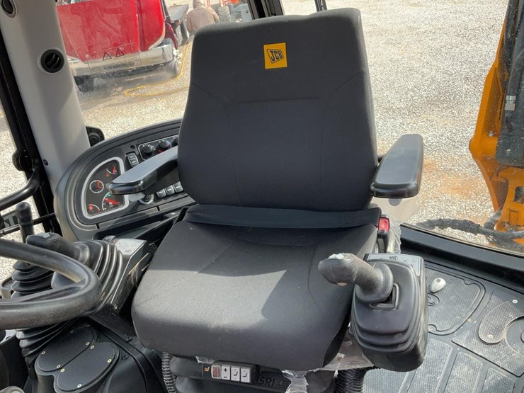 2023-jcb-3cx-image-13