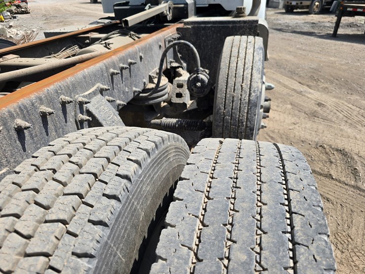 2017-peterbilt-348-image-70