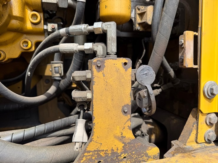 caterpillar-330d-image-40