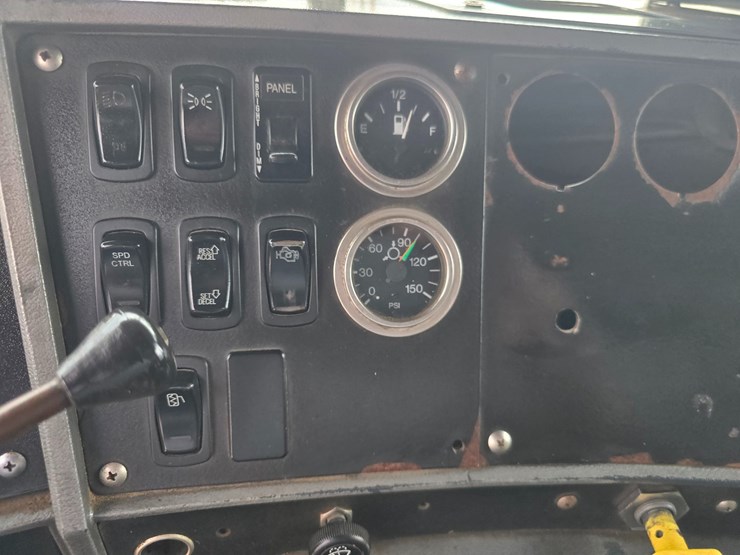 2003-mack-rd688s-image-95