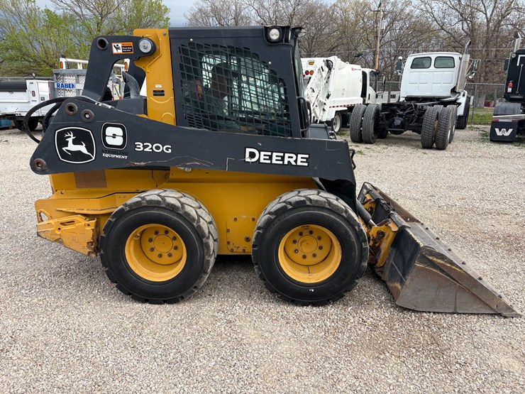 deere-320g-image-6